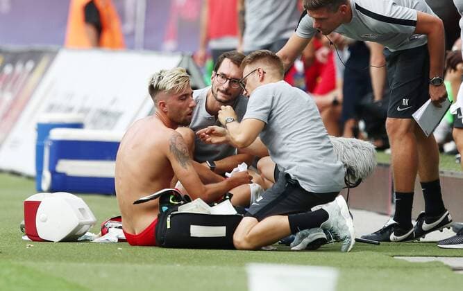 RB Leipzig - Craiova Fussball Euro League Quali Leipzig, 09.08.2018, Red Bull Arena, Fussball, Qualifikation zur UEFA Europa League , RB Leipzig (GER) vs. CS Universitatea Craiova (ROU) , Im Bild v.l.: Kevin Kampl (44, RB Leipzig) wird von Teamarzt Dr. Robert Percy Marshall (RB Leipzig) und Physiotherapeut Christopher Weichert (RB Leipzig) behandelt. ,