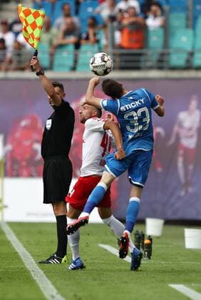 RB Leipzig - Craiova Fussball Euro League Quali Leipzig, 09.08.2018, Red Bull Arena, Fussball, Qualifikation zur UEFA Europa League , RB Leipzig (GER) vs. CS Universitatea Craiova (ROU) , Im Bild v.l.: Kevin Kampl (44, RB Leipzig) und Valentin Mihaila (33, Craiova). ,