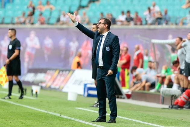 09.08.2018, xtgx, Fussball Europa League 3. Qualirunde, RB Leipzig - CS Universitatea Craiova emspor, v.l. Devis Mangia (Craiova, Trainer) gibt Anweisungen, gestikuliert mit den Armen, gesticulate, gives instructions Leipzig