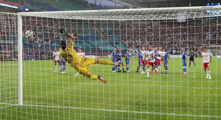 RB Leipzig - Craiova Fussball Euro League Quali Leipzig, 09.08.2018, Red Bull Arena, Fussball, Qualifikation zur UEFA Europa League , RB Leipzig (GER) vs. CS Universitatea Craiova (ROU) , Im Bild: Freistoß an den Pfosten. Im anschluss verwandelt Yussuf Poulsen (9, RB Leipzig) zum zwischenzeitlichen 3:0. ,
