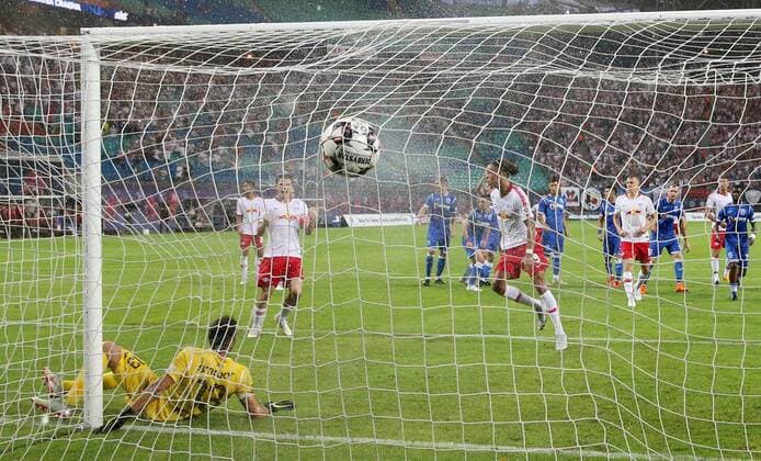 RB Leipzig - Craiova Fussball Euro League Quali Leipzig, 09.08.2018, Red Bull Arena, Fussball, Qualifikation zur UEFA Europa League , RB Leipzig (GER) vs. CS Universitatea Craiova (ROU) , Im Bild: Tor für Leipzig zum 3:0. Yussuf Poulsen (re., 9, RB Leipzig) trifft nach Pfostenabpraller. V.l.: Torwart Mirko Pigliacelli (13, Craiova), Marcel Sabitzer (7, RB Leipzig) und Torschütze Yussuf Poulsen (9, RB Leipzig). ,