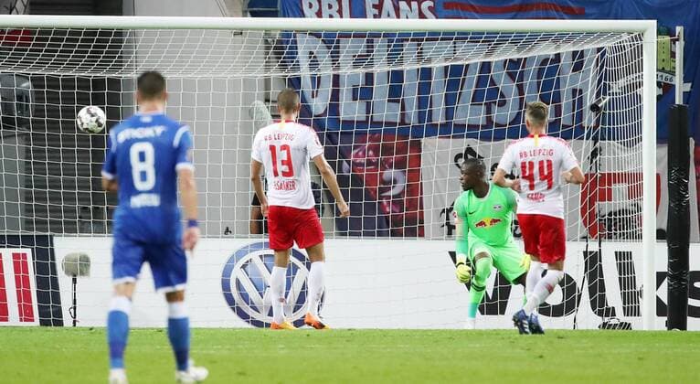 RB Leipzig - Craiova Fussball Euro League Quali Leipzig, 09.08.2018, Red Bull Arena, Fussball, UEFA EURO EM Europameisterschaft Fussball League , Qualifikation, 3.Runde, Hinspiel, RB Leipzig vs. CF Universitatea Craiova , Im Bild; Tor für Craiova. Ivan Martic (27, Craiova) erzielt den Treffer zum 3:1. ,
