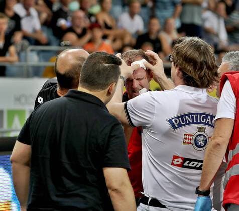 SOCCER - UEFA EL quali, Sturm vs Larnaca GRAZ,AUSTRIA,09.AUG.18 - SOCCER - UEFA Europa League qualification, SK Sturm Graz vs AEK Larnaca. Image shows the injury of assistentreferee Fredrik Klyver. GEPAxpictures xHansxOberlaender