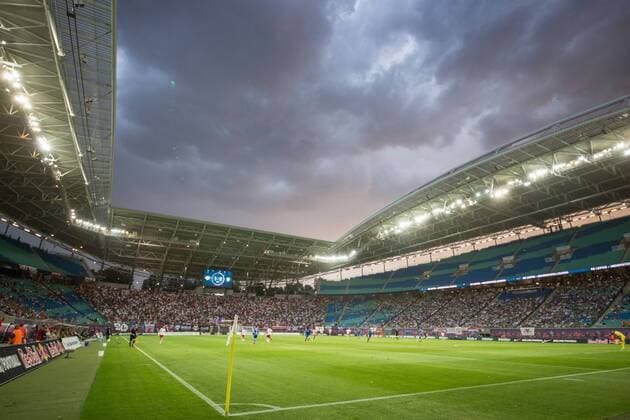 Sport Bilder des Tages 09.08.2018, xtgx, Fussball Europa League 3. Qualirunde, RB Leipzig - CS Universitatea Craiova emspor, v.l. dramatische Wolken über der Red Bull Arena, Gewitter, Unwetter, Schauer Leipzig