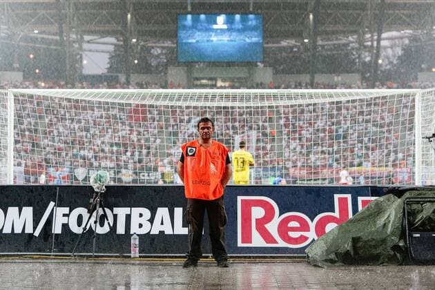09.08.2018, xtgx, Fussball Europa League 3. Qualirunde, RB Leipzig - CS Universitatea Craiova emspor, v.l. ein Ordner steht im strömenden Regen Leipzig