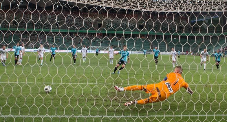 09.08.2018, Warszawa, pilka nozna, Liga Europy, kwalifikacje, 3. runda, Legia Warszawa - F91 Dudelange, N z David Turpel (Dudelange), Arkadiusz Malarz (Legia), bramka, rzut karny fot. Tomasz Jastrzebowski Foto Olimpik NEWSPIX.PL ----- 09.08.2018, Warsaw, football, Europa League, 3rd round qualification, Legia Warsaw - F91 Dudelange, in the picture: David Turpel (Dudelange), Arkadiusz Malarz (Legia), goal, penalty kick fot. Tomasz Jastrzebowski Foto Olimpik --- Newspix.pl  20180809toja0115
