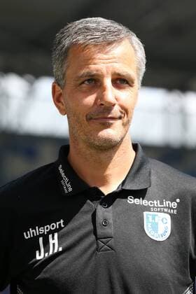 Trainer Jens Härtel (1. FC Magdeburg) - 2. Fussball Bundesliga Saison 2018-2019 Punktspiel 1. FC Magdeburg vs. FC St. Pauli in der MDCC Arena in Magdeburg - Portrait,Deutschland, Fussball, Mann, Maenner,05.8.2018 Gemäß den Vorgaben der DFL Deutsche Fußball Liga ist es untersagt, in dem Stadion und oder vom Spiel angefertigte Fotoaufnahmen in Form von Sequenzbildern und oder videoaehnlichen Fotostrecken zu verwerten bzw. verwerten zu lassen. DFL regulations prohibit any use of photographs as image sequences and or quasi-video.