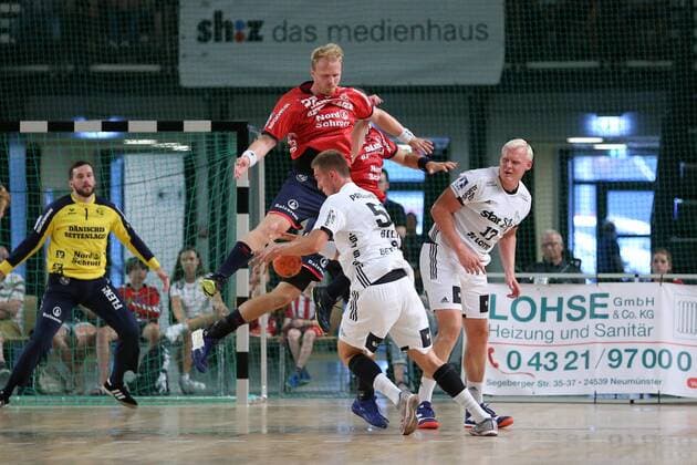 SG Flensburg Handewitt vs THW Kiel, Handball, Testspiel, 09.08.18 Nikola Bilyk (THW Kiel, 53) gegen Anders Zachariassen (SG Flensburg-Handewitt, 22) und Simon Hald (SG Flensburg-Handewitt, 05)