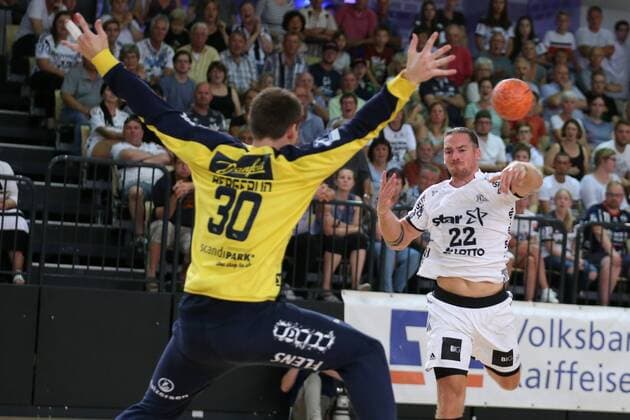 SG Flensburg Handewitt vs THW Kiel, Handball, Testspiel, 09.08.18 Ole Rahmel (THW Kiel, 22) gegen Toerbjoern Bergerud (SG Flensburg-Handewitt, 30)