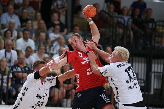 SG Flensburg Handewitt vs THW Kiel, Handball, Testspiel, 09.08.18 Holger Glandorf (SG Flensburg-Handewitt, 09) im Angriff gegen Patrick Wiencek (THW Kiel, 17) und Nikola Bilyk (THW Kiel, 53)