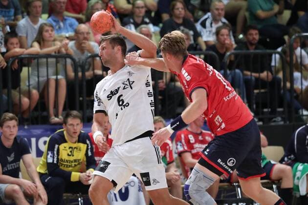 SG Flensburg Handewitt vs THW Kiel, Handball, Testspiel, 09.08.18 Harald Reinkind (THW Kiel, 06) gegen Simon Jeppsson (SG Flensburg-Handewitt, 17)