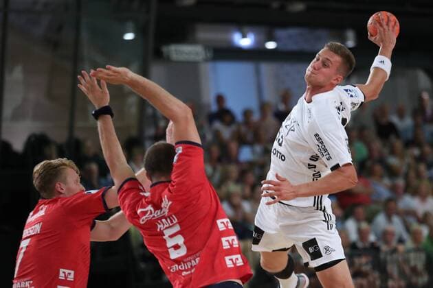 SG Flensburg Handewitt vs THW Kiel, Handball, Testspiel, 09.08.18 Nikola Bilyk (THW Kiel, 53) gegen Simon Hald (SG Flensburg-Handewitt, 05) und Simon Jeppsson (SG Flensburg-Handewitt, 17)