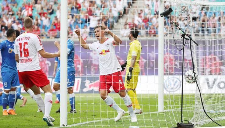 RB Leipzig - Craiova Fussball Euro League Quali Leipzig, 09.08.2018, Red Bull Arena, Fussball, UEFA EURO EM Europameisterschaft Fussball League , Qualifikation, 3.Runde, Hinspiel, RB Leipzig vs. Cs Universitatea Craiova 3:1 (1:0) , Im Bild; Tor für RB Leipzig. Ibrahima KonatŽ Konate (6, RB Leipzig) erzielt den Treffer zum 1:0 per Kopf. Willi Orban (4, RB Leipzig) jubelt. ,