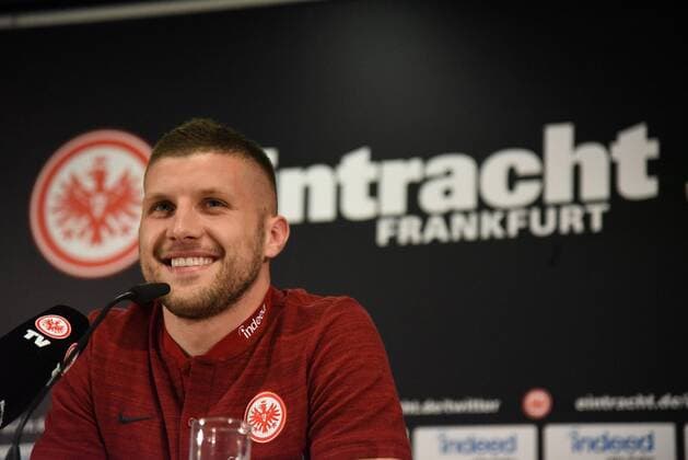 Sport Themen der Woche KW32 Sport Bilder des Tages 10.08.2018, GER, Saison 2018 2019, 1. Bundesliga, Eintracht Frankfurt (SGE) DFL regulations prohibit any use of photographs as image sequences and or quasi-video Eintracht Frankfurt Vertragsverlängerung mit Ante Rebic (Eintracht Frankfurt) Bild zeigt: Rebic, Ante (4, Eintracht Frankfurt)