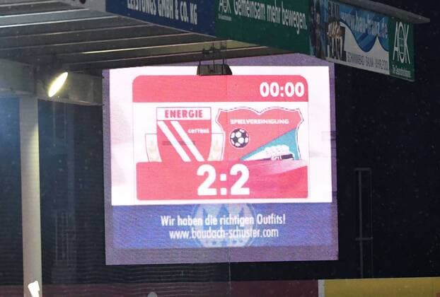 Fussball, Herren, Saison 2018 2019, 3. Liga (3. Spieltag), FC Energie Cottbus - SpVgg Unterhaching (2:2), Anzeigetafel mit 2:2-Endstand, 08.08. 2018, Copyright: xMatthiasxKochx