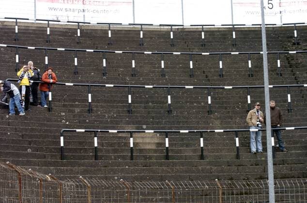 Fußball, Stadiongeschichte Borussia Neunkirchen Der VfB Borussia Neunkirchen (Trikot-Farbe weiß-schwarz) spielt im Ellenfeld-Stadion in Neunkirchen, gegen die SF Köllerbach (Trikot-Farbe rot-schwarz) am Samstag (08.12.2007) in einer Oberliga-Begegnung Fussball. Unser Bild zeigt die Fankurve der Borussia, die heute teils aus Protest teils wegen verhängter Stadionverbote leer blieb.