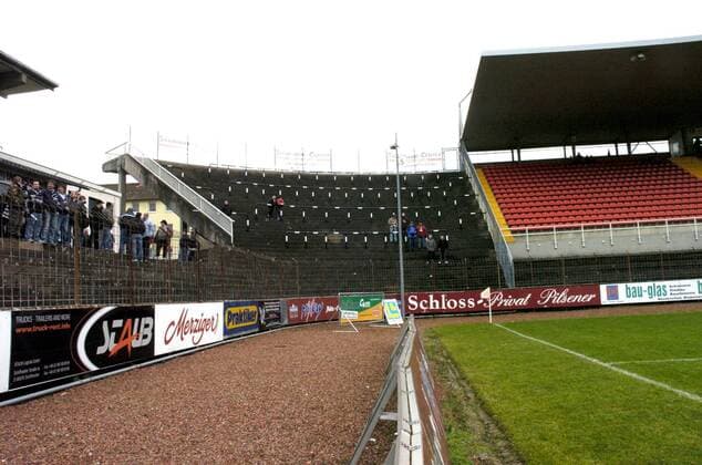 Fußball, Stadiongeschichte Borussia Neunkirchen Der VfB Borussia Neunkirchen (Trikot-Farbe weiß-schwarz) spielt im Ellenfeld-Stadion in Neunkirchen, gegen die SF Köllerbach (Trikot-Farbe rot-schwarz) am Samstag (08.12.2007) in einer Oberliga-Begegnung Fussball. Unser Bild zeigt die Zuschauerränge und in der Mitte die Fankurve der Borussia, die heute teils aus Protest, teils wegen verhängter Stadionverbote leer blieb.