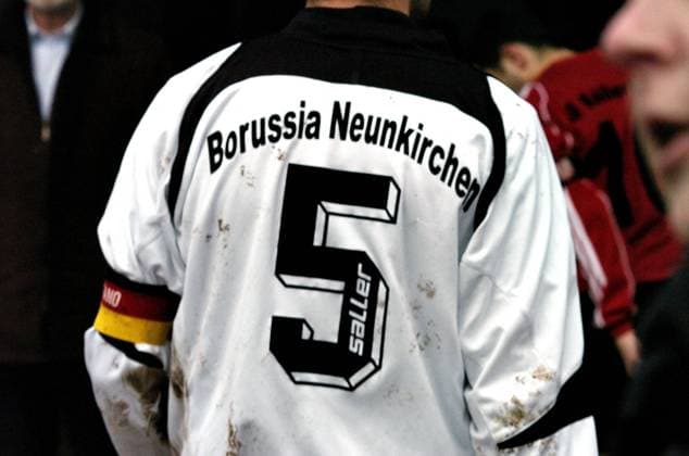 Der VfB Borussia Neunkirchen (Trikot-Farbe weiß-schwarz) spielt im Ellenfeld-Stadion in Neunkirchen, gegen die SF Köllerbach (Trikot-Farbe rot-schwarz) am Samstag (08.12.2007) in einer Oberliga-Begegnung Fussball. Unser Bild zeigt die Rückennummer des VfB-Torschützen Marco Schmitt