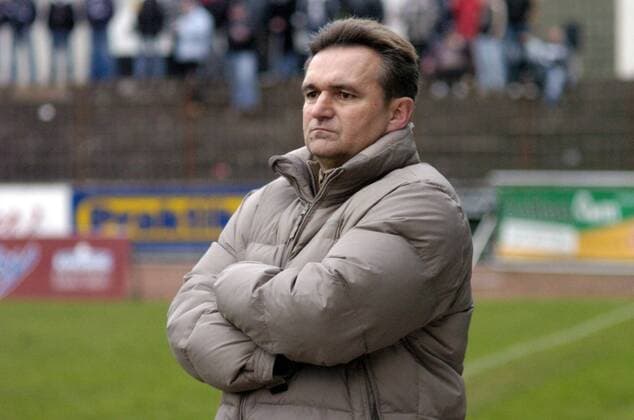 Fußball, Trainerhistorie Borussia Neunkirchen von 1920 bis heute Der VfB Borussia Neunkirchen (Trikot-Farbe weiß-schwarz) spielt im Ellenfeld-Stadion in Neunkirchen, gegen die SF Köllerbach (Trikot-Farbe rot-schwarz) am Samstag (08.12.2007) in einer Oberliga-Begegnung Fussball. Unser Bild zeigt den Trainer des VfB Borussia Neunkirchen Günter Erhardt.