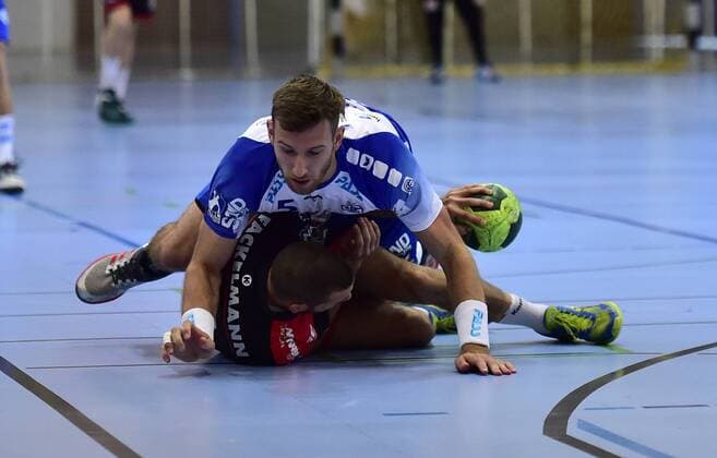 Sport Bilder des Tages 10.08.2018 - Handball - 1. Bundesliga DKB HBL - Saison 2018 2019 - Testspiel - Freundschaftsspiel : HC Erlangen HCE - TV Großwallstadt - OGo - Marcel Engels (5, TV Großwallstadt) Florian von Gruchalla (36, HC Erlangen HCE )