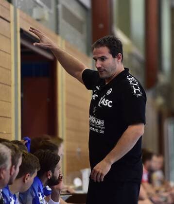 10.08.2018 - Handball - 1. Bundesliga DKB HBL - Saison 2018 2019 - Testspiel - Freundschaftsspiel : HC Erlangen HCE - TV Großwallstadt - OGo - Florian Bauer (Trainer TV Großwallstadt) dirigiert