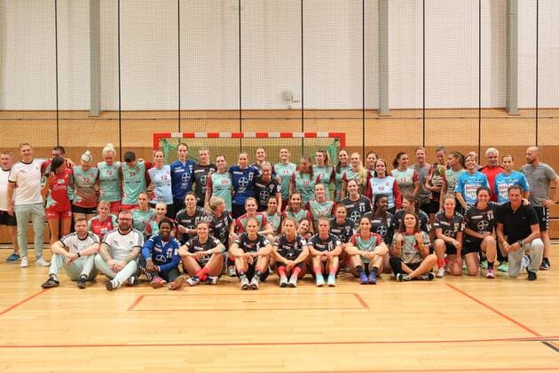 Abschiedsspiel Katja Kramarczyk, geb. Schuelke, 10.08.2018 Abschiedsspiel fuer die ehemalige Torhueterin der Handball Nationalmannschaft, des Frankfurter HC (FHC) und des HC Leipzig (HCL) Katja Schuelki Kramarczyk am 10.08.2018 in der Sporthalle Bruederstrasse, Leipzig. Im Bild: Mannschaftsfoto, Gruppenfoto mit dem Amazonen Athletic Club Leipzig, dem TSV Bayer Leverkusen und Gaesten.