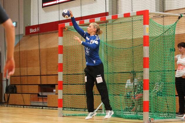 Abschiedsspiel Katja Kramarczyk, geb. Schuelke, 10.08.2018 Abschiedsspiel fuer die ehemalige Torhueterin der Handball Nationalmannschaft, des Frankfurter HC (FHC) und des HC Leipzig (HCL) Katja Schuelki Kramarczyk am 10.08.2018 in der Sporthalle Bruederstrasse, Leipzig. Im Bild: Katja Kramarczyk, geb. Schuelke im Tor des TSV Bayer Leverkusen.