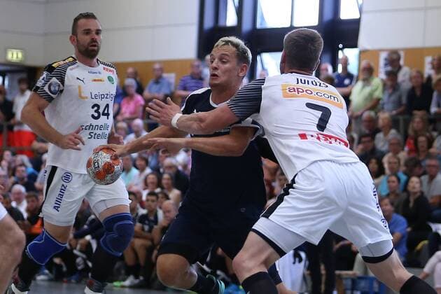 SC DHfK Leipzig vs. MHB - Montpellier Handball, Handball, Internationaler Heide-Cup 2018, 10.08.18 Jean-Loup Faustin (Nr.25, MHB - Montpellier Handball) gegen Aivis Jurdzs (Nr.07, SC DHfK Leipzig)