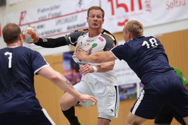 SC DHfK Leipzig vs. MHB - Montpellier Handball, Handball, Internationaler Heide-Cup 2018, 10.08.18 Aivis Jurdzs (Nr.07, SC DHfK Leipzig) gegen Frederik Pettersson (Nr.18, MHB - Montpellier Handball) und Jonas Truchanovicius (Nr.07, MHB - Montpellier Handball)