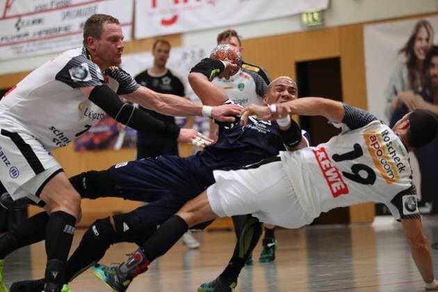 SC DHfK Leipzig vs. MHB - Montpellier Handball, Handball, Internationaler Heide-Cup 2018, 10.08.18 Mohamed Shebib (Nr.89, MHB - Montpellier Handball) gegen Bastian Roschek (Nr.19, SC DHfK Leipzig) und Aivis Jurdzs (Nr.07, SC DHfK Leipzig)