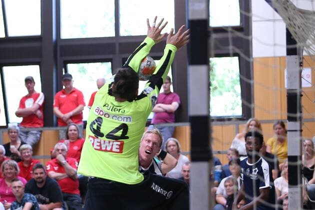 SC DHfK Leipzig vs. MHB - Montpellier Handball, Handball, Internationaler Heide-Cup 2018, 10.08.18 Frederik Pettersson (Nr.18, MHB - Montpellier Handball) gegen Milos Putera (Nr.44, SC DHfK Leipzig)