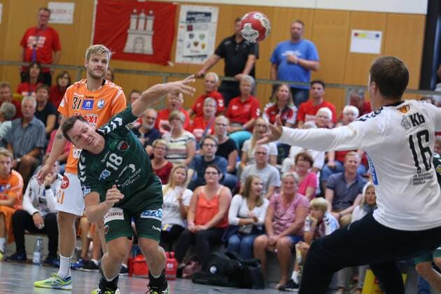 Fuechse Berlin vs. SC IFK Kristianstad, Handball, Internationaler Heide-Cup 2018, 10.08.18 Hans Lindberg (Nr.18, Fuechse Berlin) gegen Richard Kappelin (Nr.16, IFK Kristianstad)