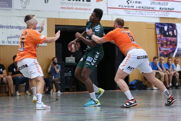 Fuechse Berlin vs. SC IFK Kristianstad, Handball, Internationaler Heide-Cup 2018, 10.08.18 Wael Jallouz (Nr.42, Fuechse Berlin) gegen Philip Henningsson (Nr.06, IFK Kristianstad) und Arnar Freyr Arnarsson (Nr., IFK Kristianstad)