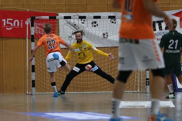 Fuechse Berlin vs. SC IFK Kristianstad, Handball, Internationaler Heide-Cup 2018, 10.08.18 Alfred Ehn (Nr.32, IFK Kristianstad) trifft gegen Silvio Heinevetter (Nr.12, Fuechse Berlin)