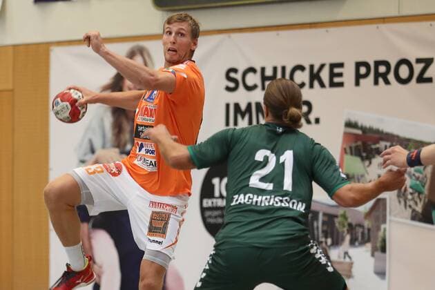 Fuechse Berlin vs. SC IFK Kristianstad, Handball, Internationaler Heide-Cup 2018, 10.08.18 Olafur Gudmundsson (Nr.13, IFK Kristianstad) gegen Mattias Zachrisson (Nr.21, Fuechse Berlin)
