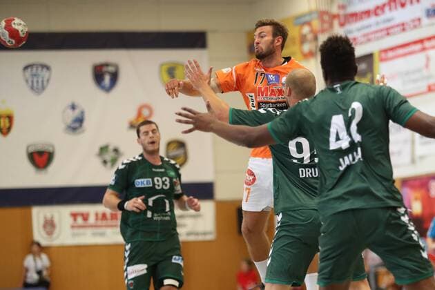 Fuechse Berlin vs. SC IFK Kristianstad, Handball, Internationaler Heide-Cup 2018, 10.08.18 Helge Freiman (Nr.17, IFK Kristianstad) gegen Mijajlo Marsenic (Nr.93, Fuechse Berlin) und Wael Jalloux (Nr.42, Fuechse Berlin)