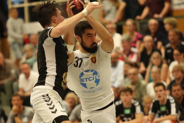 Handball Sportverein Hamburg vs. HC Varder Skopje, Handball, Internationaler Heide-Cup 2018, 10.08.18 Janja Vojvodic (Nr.37, HC Vardar Skopje) gegen Leif Tissier (Nr.07, Handball Verein Hamburg)