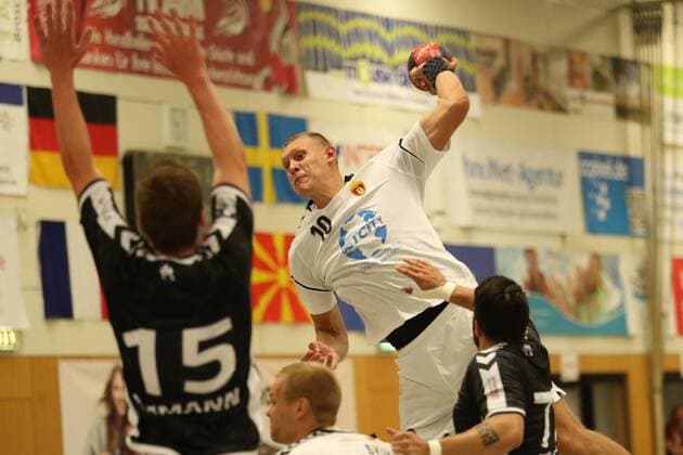 Handball Sportverein Hamburg vs. HC Varder Skopje, Handball, Internationaler Heide-Cup 2018, 10.08.18 Dainis Kristopans (Nr.10, HC Vardar Skopje) gegen die Abwehr vom Handball Sportverein Hamburg