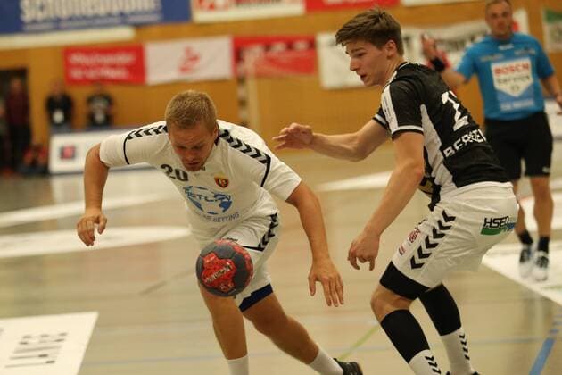 Handball Sportverein Hamburg vs. HC Varder Skopje, Handball, Internationaler Heide-Cup 2018, 10.08.18 Stas Scube (Nr.20, HC Vardar Skopje) gegen Thies Bergemann (Nr.27, Handball Verein Hamburg)