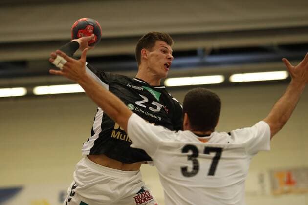 Handball Sportverein Hamburg vs. HC Varder Skopje, Handball, Internationaler Heide-Cup 2018, 10.08.18 Finn Wullenweber (Nr.25, Handball Verein Hamburg) gegen Janja Vojvodic (Nr.37, HC Vardar Skopje)