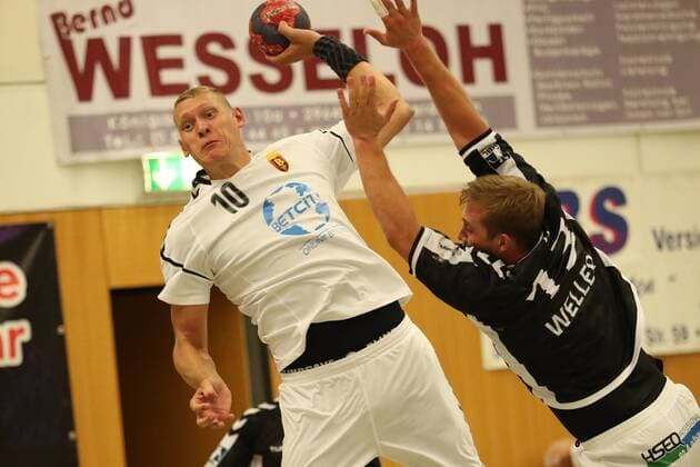 Handball Sportverein Hamburg vs. HC Varder Skopje, Handball, Internationaler Heide-Cup 2018, 10.08.18 Dainis Kristopans (Nr.10, HC Vardar Skopje) gegen Niklas Weller (Nr.13, Handball Verein Hamburg)