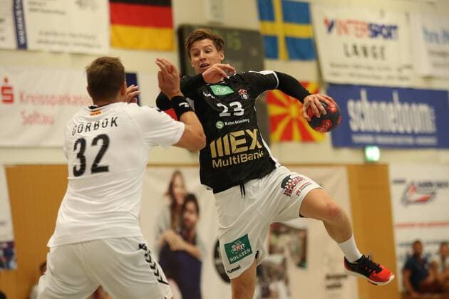 Handball Sportverein Hamburg vs. HC Varder Skopje, Handball, Internationaler Heide-Cup 2018, 10.08.18 Jan Forstbauer (Nr.23, Handball Verein Hamburg) gegen Sergei Gorbok (Nr.32, HC Vardar Skopje)