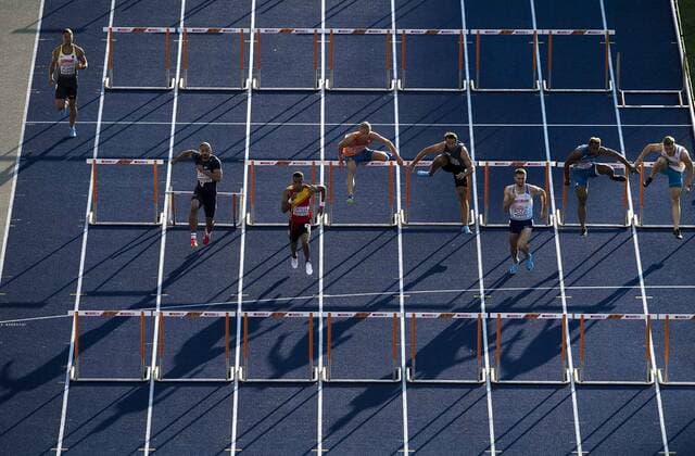 Feature, Alexander JOHN l., Deutschland, rennt neben der Bahn ins Ziel, die anderen Athleten springen ueber die Huerden. Halbfinale 110m Huerden der Maenner, am 10.08.2018 Leichtathletik Europameisterschaft 2018 in Berlin Deutschland vom 06.08. - 12.08.2018.