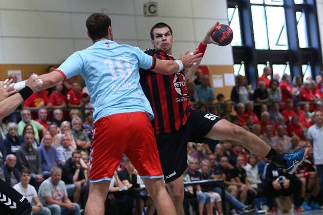 Fuechse Berlin - HC Vardar Skopje, Handball, Internationaler Heide-Cup 2018, 11.08.18 Dimitri Kiselev (Nr.50, HC Vardar Skopje) gegen <Jakov Gojun (Nr.10, Fuechse Berlin)
