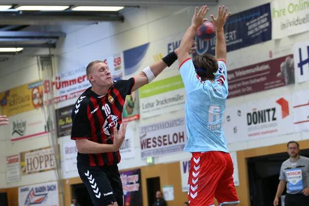 Fuechse Berlin - HC Vardar Skopje, Handball, Internationaler Heide-Cup 2018, 11.08.18 Dainis Kristopans (Nr.10, HC Vardar Skopje) gegen den Block von Jacob Tandrup Holm (Nr.06, Fuechse Berlin)