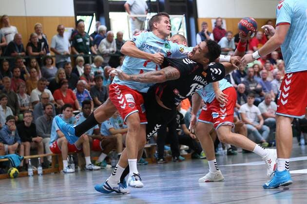 Fuechse Berlin - HC Vardar Skopje, Handball, Internationaler Heide-Cup 2018, 11.08.18 Rogerio Moraes Ferreira (Nr.13, HC Vardar Skopje) gegen Bjarki Mar Elisson (Nr.04, Fuechse Berlin)