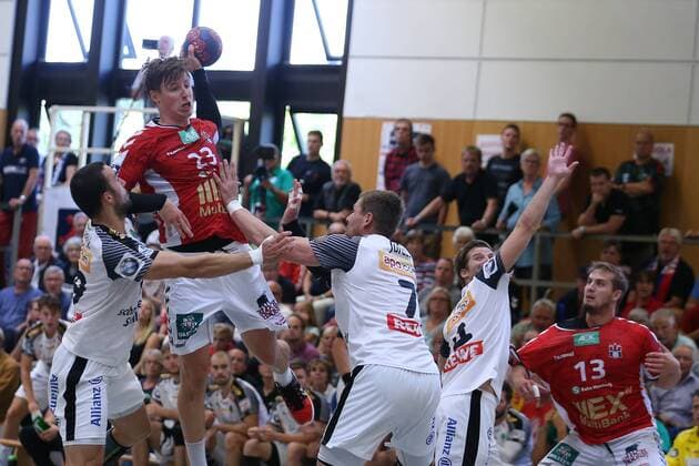 Handball Sportverein Hamburg - SC DHfK Leipzig, Handball, Internationaler Heide-Cup 2018, 11.08.18 Jan Forstbauer (Nr.23, Handball Verein Hamburg) gegen Aivis Jurdzs (Nr.07, SC DHfK Leipzig) und Bastian Roschek (Nr.19, SC DHfK Leipzig)