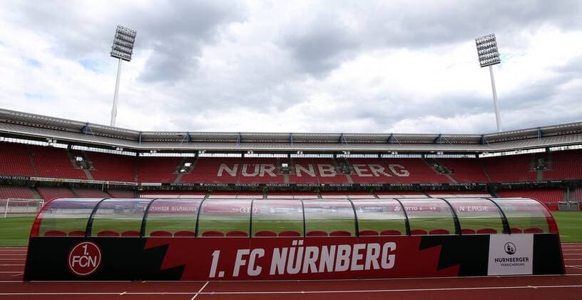11.08.2018 - Fussball - Saison 2018 2019 - Testspiel Freundschaftsspiel Saisoneröffnung: 1. FC Nürnberg Club FCN - Real Valladolid - DaMa - Symbolbild Symbolfoto Feature Impression - neue Ersatzbank 1.FC Nürnberg - Werbung Nürnberger Versicherung