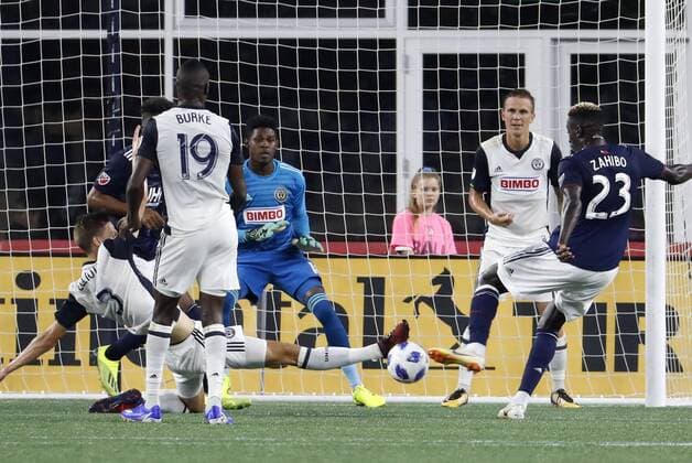 FOXBOROUGH, MA - AUGUST 11: Philadelphia Union defender Jack Elliott (3) blocks the shot from New England Revolution midfielder Wilfried Zahibo (23) during an MLS Fussball Herren USA match between the New England Revolution and the Philadelphia Union on August 11, 2018, at Gillette Stadium in Foxborough, Massachusetts. The Union defeated the Revolution 3-2. (Photo by Fred Kfoury III Icon Sportswire) SOCCER: AUG 11 MLS - Philadelphia Union at New England Revolution Icon482180811006 EDITORIAL USE ONLY