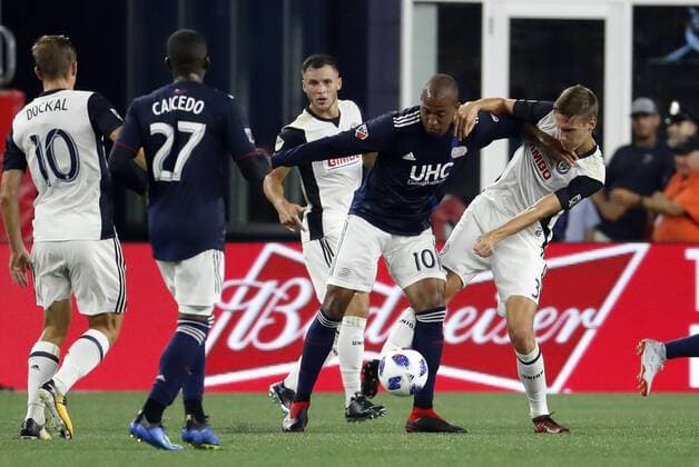 FOXBOROUGH, MA - AUGUST 11: New England Revolution midfielder Teal Bunbury (10) battles Philadelphia Union defender Jack Elliott (3) for the ball during an MLS Fussball Herren USA match between the New England Revolution and the Philadelphia Union on August 11, 2018, at Gillette Stadium in Foxborough, Massachusetts. The Union defeated the Revolution 3-2. (Photo by Fred Kfoury III Icon Sportswire) SOCCER: AUG 11 MLS - Philadelphia Union at New England Revolution Icon482180811008 EDITORIAL USE ONLY